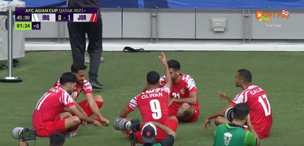 Cách ăn mừng trước đó của các cầu thủ ĐT Jordan. Ảnh: FPT Play. Cách ăn mừng trước đó của các cầu thủ ĐT Jordan. Ảnh: FPT Play.