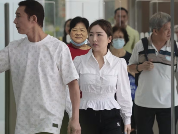 Ding Zhiyan (áo trắng) ra trước tòa án vào giữa tháng 5 năm nay. Ảnh: Ooi Boon Keong/ Today. Ding Zhiyan (áo trắng) ra trước tòa án vào giữa tháng 5 năm nay. Ảnh: Ooi Boon Keong/ Today.