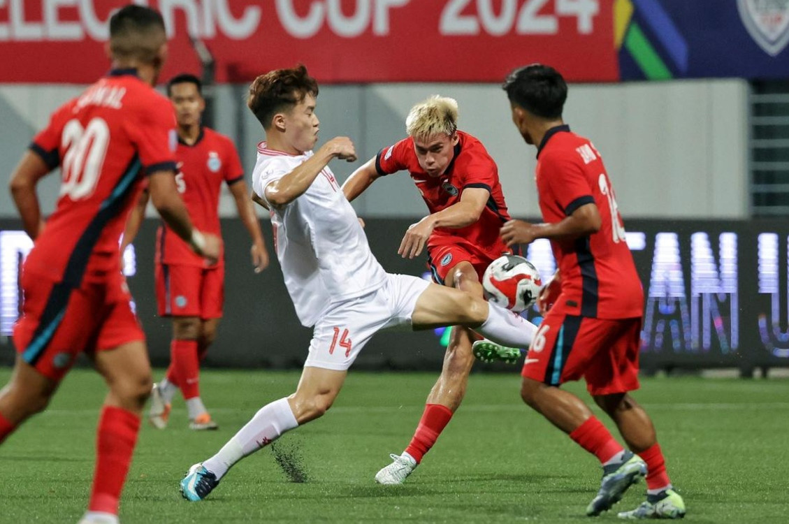 Các cầu thủ ĐT Việt Nam có nhiều cơ hội ngay từ hiệp 1 nhưng dường như không dễ sút bóng vào lưới ĐT Singapore. Ảnh: Kevin Lim/ ST. Các cầu thủ ĐT Việt Nam có nhiều cơ hội ngay từ hiệp 1 nhưng dường như không dễ sút bóng vào lưới ĐT Singapore. Ảnh: Kevin Lim/ ST.