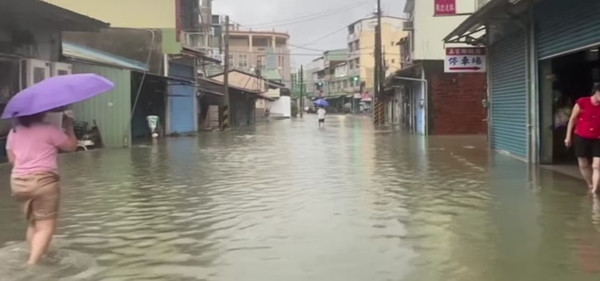Đường phố ngập nước sau khi bão Gaemi đổ bộ Đài Loan (Trung Quốc) vào giữa tuần trước. Ảnh: Chichen Fu/ ABC.