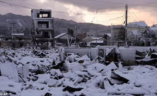 Tuyết phủ lên những mảnh vỡ ở một khu chợ sau trận động đất ở thành phố Wajima, tỉnh Ishikawa (Nhật Bản). Ảnh chụp ngày 8/1. Ảnh: AP. Tuyết phủ lên những mảnh vỡ ở một khu chợ sau trận động đất ở thành phố Wajima, tỉnh Ishikawa (Nhật Bản). Ảnh chụp ngày 8/1. Ảnh: AP.