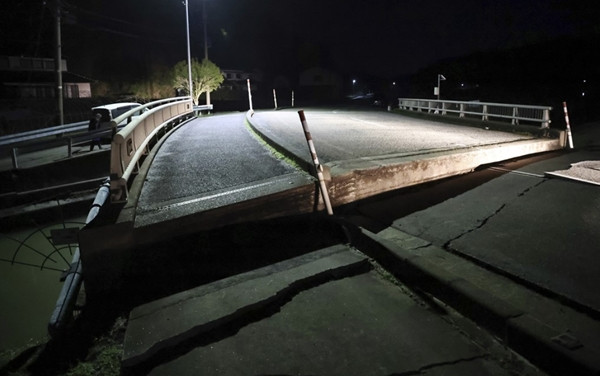 Cơ sở hạ tầng hư hại nặng nề. Ảnh: The Yomiuri Shimbun via AP/ Sky News. Cơ sở hạ tầng hư hại nặng nề. Ảnh: The Yomiuri Shimbun via AP/ Sky News.