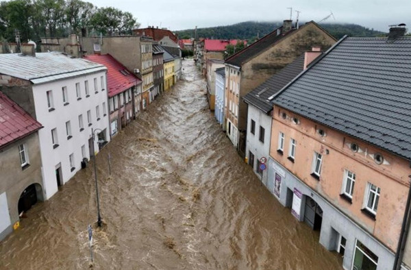 Hình ảnh ngập lụt do bão Boris ở Glucholazy (Ba Lan) vào ngày 15/9. Ảnh: SERGEI GAPON/ AFP.