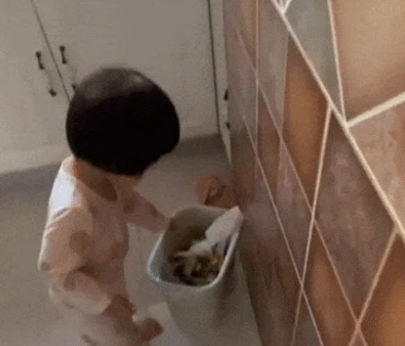 May là bé gái còn nhớ nơi mình đã vứt những miếng vàng. Ảnh: Weibo. May là bé gái còn nhớ nơi mình đã vứt những miếng vàng. Ảnh: Weibo.