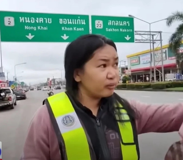 Cuối cùng thì người công nhân này được yêu cầu mặc áo bảo hộ đúng quy định để tránh bị hiểu lầm nữa. Ảnh: Workpoint News. Cuối cùng thì người công nhân này được yêu cầu mặc áo bảo hộ đúng quy định để tránh bị hiểu lầm nữa. Ảnh: Workpoint News.