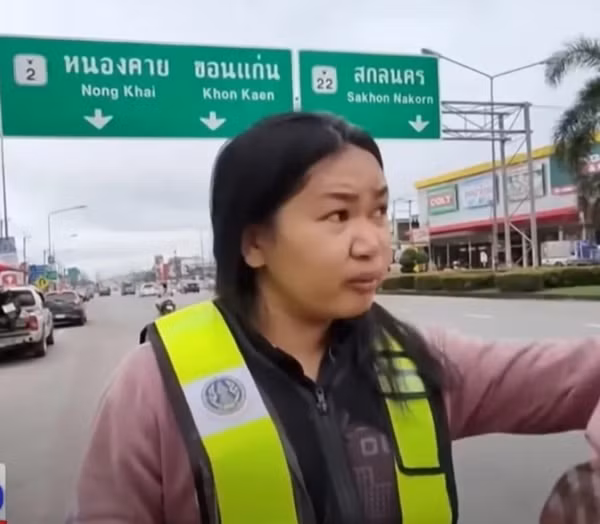 Cuối cùng thì người công nhân này được yêu cầu mặc áo bảo hộ đúng quy định để tránh bị hiểu lầm nữa. Ảnh: Workpoint News.