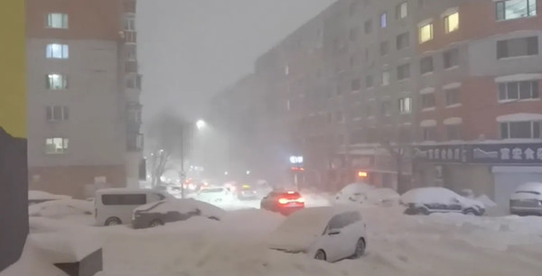 Xe cộ, đường phố ở tỉnh Hắc Long Giang (Trung Quốc) bị tuyết phủ kín. Ảnh: Jim Yang. Xe cộ, đường phố ở tỉnh Hắc Long Giang (Trung Quốc) bị tuyết phủ kín. Ảnh: Jim Yang.