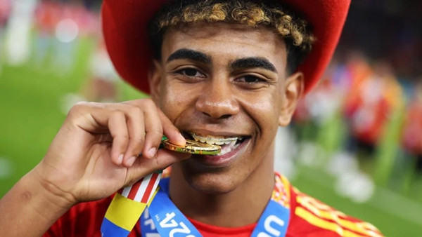 Yamal là cầu thủ trẻ xuất sắc nhất giải EURO 2024. Ảnh: UEFA via Getty. Yamal là cầu thủ trẻ xuất sắc nhất giải EURO 2024. Ảnh: UEFA via Getty.