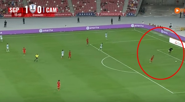 Tình huống dẫn đến bàn thua thứ hai của ĐT Cambodia: Vẫn do lỗi của thủ môn. Ảnh: FPT. Tình huống dẫn đến bàn thua thứ hai của ĐT Cambodia: Vẫn do lỗi của thủ môn. Ảnh: FPT.