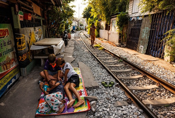 Giữa những đợt nắng nóng ở Bangkok (Thái Lan), trẻ em cố tìm bóng râm để chơi và nghỉ ngơi. Ảnh chụp ngày 1/5/2024. Ảnh: Lauren DeCicca/ Getty. Giữa những đợt nắng nóng ở Bangkok (Thái Lan), trẻ em cố tìm bóng râm để chơi và nghỉ ngơi. Ảnh chụp ngày 1/5/2024. Ảnh: Lauren DeCicca/ Getty.