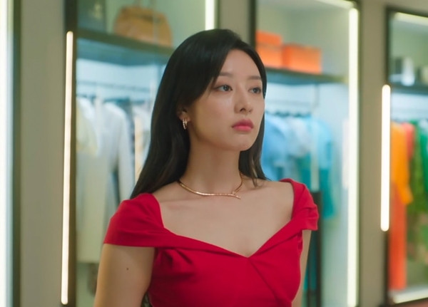 Màu đỏ sẽ giúp bạn nổi bật trong các dịp lễ hội, các buổi tiệc... Ảnh minh họa: INKI Style.