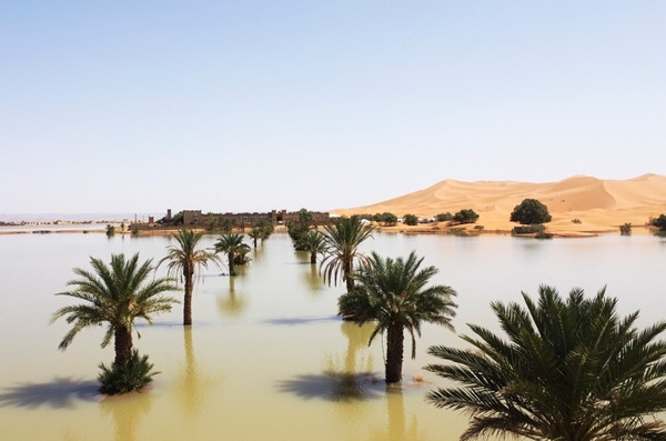 Sa mạc ở phía Đông Nam của Morocco là một trong những nơi khô cằn nhất thế giới, vậy mà giờ ngập nước. Ảnh: AP. Sa mạc ở phía Đông Nam của Morocco là một trong những nơi khô cằn nhất thế giới, vậy mà giờ ngập nước. Ảnh: AP.