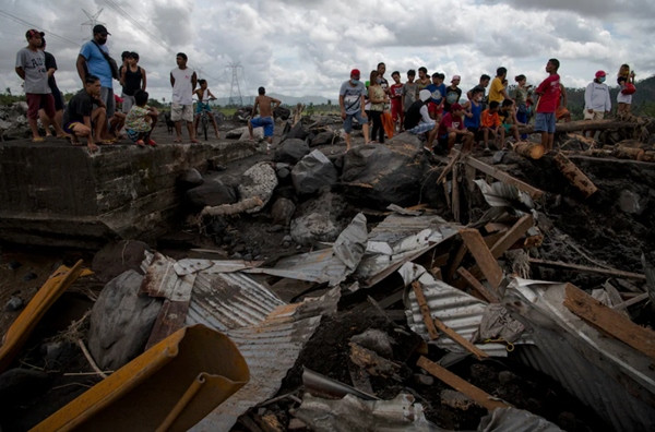 Người dân nhìn khu làng của họ ở Guinobatan (Philippines) đã bị tàn phá bởi Siêu bão Goni năm 2020. Ảnh: Jes Aznar/ Getty.