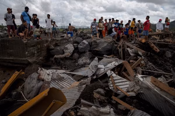 Người dân nhìn khu làng của họ ở Guinobatan (Philippines) đã bị tàn phá bởi Siêu bão Goni năm 2020. Ảnh: Jes Aznar/ Getty.