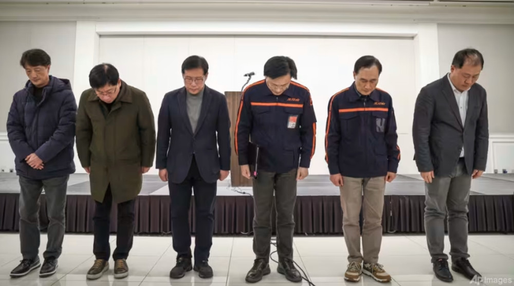 Ban lãnh đạo Jeju Air cúi đầu xin lỗi trước một buổi họp báo ở Seoul (Hàn Quốc) sau khi máy bay của họ gặp nạn tại sân bay Muan. Ảnh: AP/ Im Hun-jung/ Yonhap.