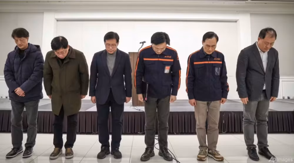 Ban lãnh đạo Jeju Air cúi đầu xin lỗi trước một buổi họp báo ở Seoul (Hàn Quốc) sau khi máy bay của họ gặp nạn tại sân bay Muan. Ảnh: AP/ Im Hun-jung/ Yonhap.