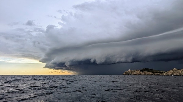 Nhiều người gọi đám mây này là "tàu mẹ". Ảnh: Rafel Ginard. Nhiều người gọi đám mây này là "tàu mẹ". Ảnh: Rafel Ginard.