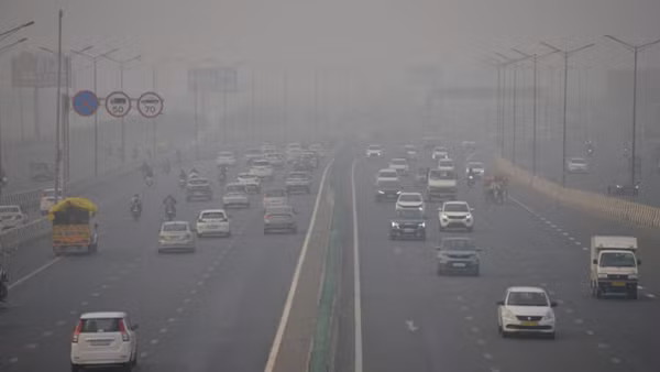Sương mù bao trùm Delhi. Ảnh: PTI.