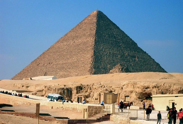 Đại Kim tự tháp Giza. Ảnh: Ron Gatepain/ Britannica.