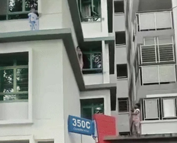 Nhìn bé trai đứng ở vị trí thế này thì chắc chắn ai cũng hoảng hốt. Ảnh: Complaint Singapore. Nhìn bé trai đứng ở vị trí thế này thì chắc chắn ai cũng hoảng hốt. Ảnh: Complaint Singapore.