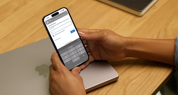 Hacker có thể còn giả vờ gửi tin nhắn "từ Apple" để hỏi một OTP nào đó của người sử dụng. Ảnh: MakeUseOf.