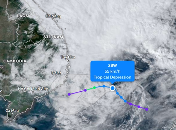 Dự báo của JTWC về cơn bão số 10 (JTWC hiện vẫn ghi là ATNĐ, ký hiệu 28W) ở thời điểm chiều 23/12. Ảnh: Zoom Earth, JMA, JTWC.