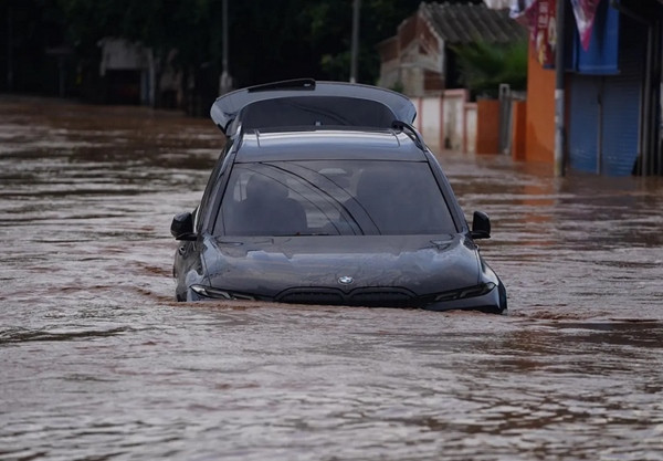 Một chiếc ô tô bị mắc kẹt trên đường phố ngập lụt ở tỉnh Chiang Rai (Thái Lan) vào khoảng giữa tháng này. Ảnh: CHATKLA SAMNAINGJAM/ EFE-EPA.