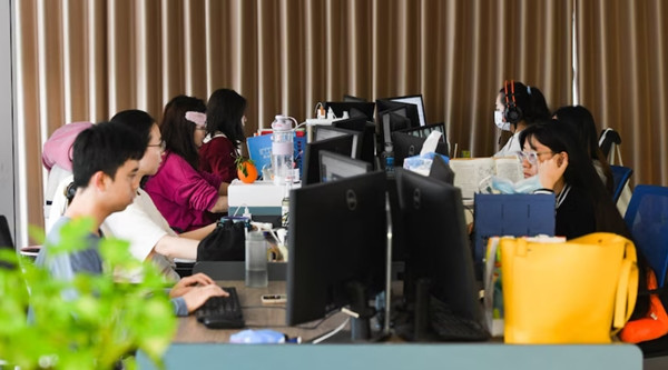 Trung Quốc và nhiều nước khác đang hướng đến "quyền được ngắt kết nối" của người lao động. Ảnh: Yang Guanyu/ Xinhua. Trung Quốc và nhiều nước khác đang hướng đến "quyền được ngắt kết nối" của người lao động. Ảnh: Yang Guanyu/ Xinhua.