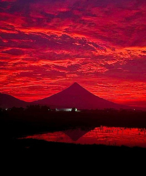 Bầu trời màu đỏ rực ở khu vực núi lửa Mayon (tỉnh Albay, Philippines) vào sáng 14/11. Ảnh: Nino Adonis Rebeta. Bầu trời màu đỏ rực ở khu vực núi lửa Mayon (tỉnh Albay, Philippines) vào sáng 14/11. Ảnh: Nino Adonis Rebeta.