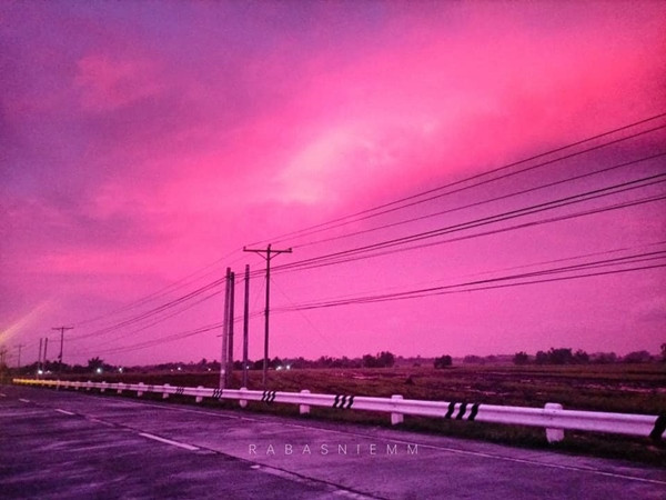 Bầu trời màu hồng ở Ocampo (tỉnh Camarines Sur, Philippines) vào sáng 14/11. Ảnh: Emm Suarez. Bầu trời màu hồng ở Ocampo (tỉnh Camarines Sur, Philippines) vào sáng 14/11. Ảnh: Emm Suarez.