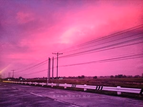 Bầu trời màu hồng ở Ocampo (tỉnh Camarines Sur, Philippines) vào sáng 14/11. Ảnh: Emm Suarez.