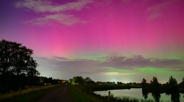 Bắc cực quang phía trên một con sông ở Hà Lan vào ngày 10/10. Ảnh: Sjoerd van der Wal/ Getty Images. Bắc cực quang phía trên một con sông ở Hà Lan vào ngày 10/10. Ảnh: Sjoerd van der Wal/ Getty Images.
