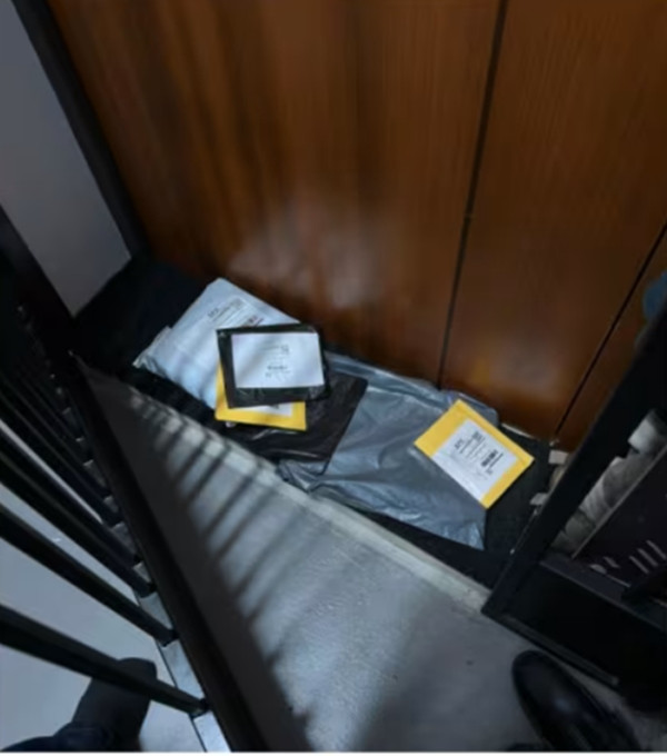 Cứ về đến nhà là thấy bưu phẩm (mình không đặt) ở trước cửa, ai mà chịu được! Ảnh: Terrence Chong. Cứ về đến nhà là thấy bưu phẩm (mình không đặt) ở trước cửa, ai mà chịu được! Ảnh: Terrence Chong.