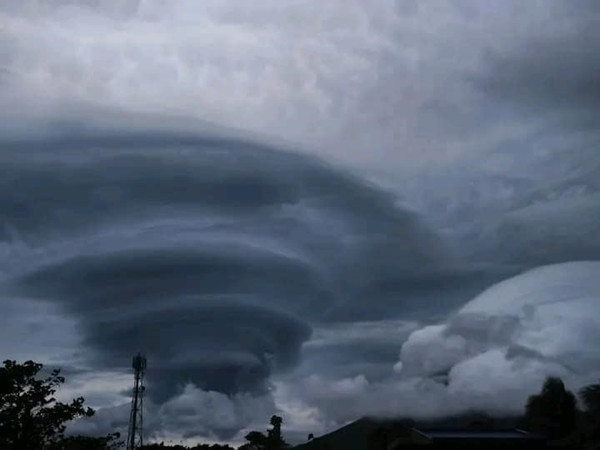 &quot;Đĩa bay&quot; khổng lồ trên đỉnh núi lửa ở Philippines. Ảnh: King John Lee Binlayo/ PWS.