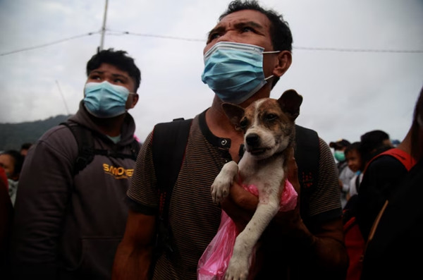 Người dân ở Indonesia đi sơ tán sau khi núi lửa Ruang phun trào. Ảnh: Antara Foto/ Andri Saputra/ via Reuters.