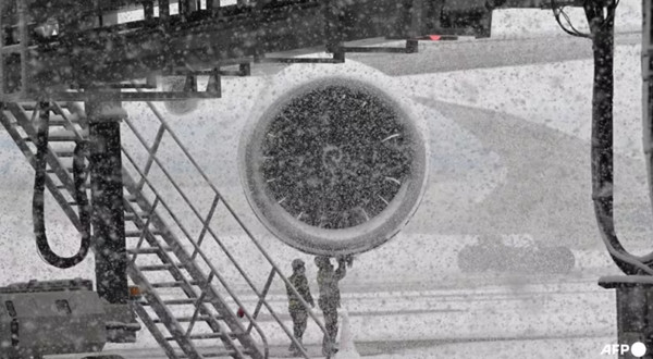 Máy bay của Korean Air đậu ở Sân bay Quốc tế Incheon và đang được kiểm tra giữa lúc tuyết rơi dày. Ảnh: Jung Yeon-je/ AFP.