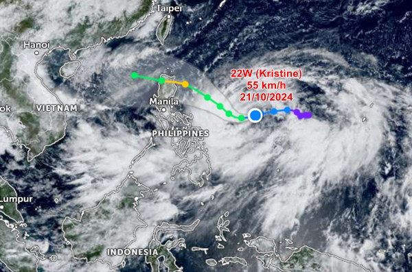 Vị trí hiện tại và dự báo đường đi của ATNĐ Kristine/ 22W. Ảnh: Zoom Earth, OpenStreetMap, JTWC.