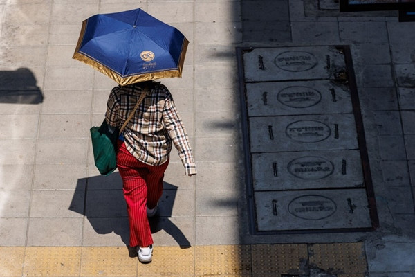 Một người đi bộ dưới cái nắng ở Bangkok (thủ đô Thái Lan). Ảnh: Andre Malerba/ Bloomberg.