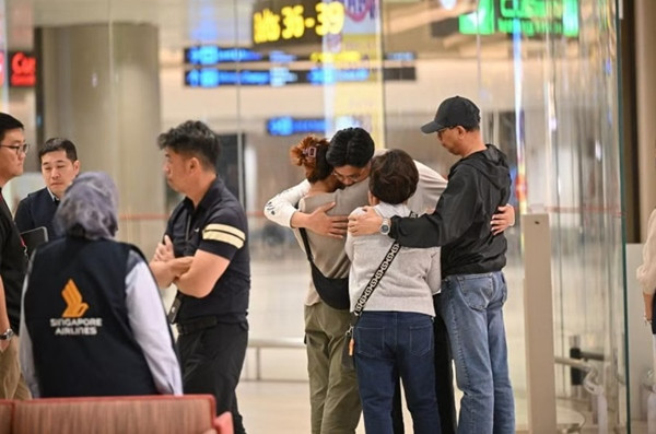 Những hành khách của chuyến bay SQ321 mà không cần điều trị y tế đã được SIA đưa từ Bangkok (Thái Lan) sang Singapore vào sáng 22/5. Ảnh: ARIFFIN JAMAR.