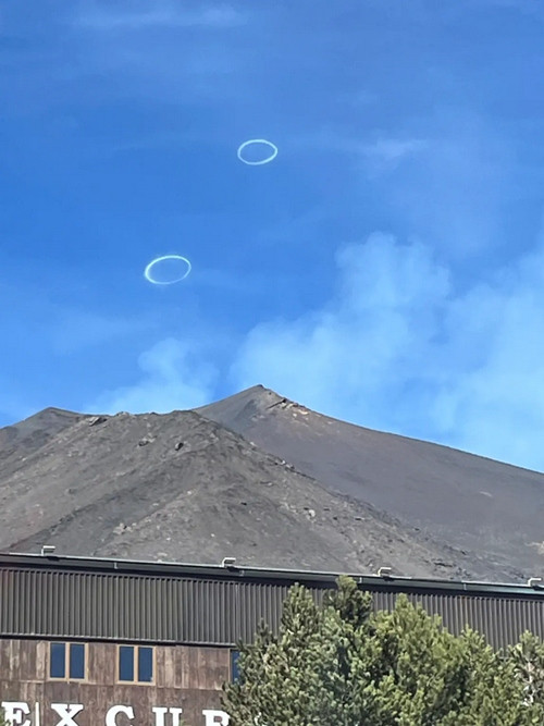Núi Etna phun ra những vòng tròn lạ mắt. Ảnh: SWNS.