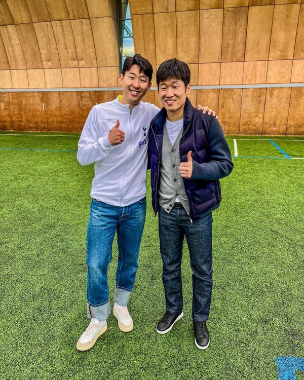 Son luôn có thái độ rất khiêm nhường và tôn kính khi gặp đàn anh Park Ji-sung. Ảnh: EuroFoot. Son luôn có thái độ rất khiêm nhường và tôn kính khi gặp đàn anh Park Ji-sung. Ảnh: EuroFoot.