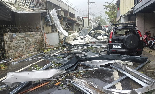 Mái nhà bị phá tan do bão Kong-rey ở huyện Hoa Liên (Đài Loan, Trung Quốc) vào ngày 31/10. Ảnh: Sở Cứu hỏa Huyện Hoa Liên/ AP. Mái nhà bị phá tan do bão Kong-rey ở huyện Hoa Liên (Đài Loan, Trung Quốc) vào ngày 31/10. Ảnh: Sở Cứu hỏa Huyện Hoa Liên/ AP.