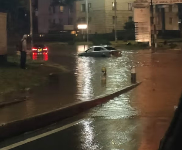 Ngập lụt do mưa to ở Nairobi (thủ đô của Kenya). Ảnh: Pulselive. Ngập lụt do mưa to ở Nairobi (thủ đô của Kenya). Ảnh: Pulselive.