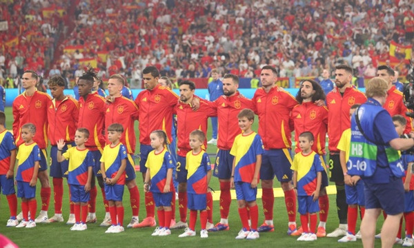 Các cầu thủ ĐT Tây Ban Nha không hát gì khi nhạc quốc ca nước họ được bật lên trước trận đấu. Ảnh: Severin Aichbauer/ SEPA.Media/ Getty Images. Các cầu thủ ĐT Tây Ban Nha không hát gì khi nhạc quốc ca nước họ được bật lên trước trận đấu. Ảnh: Severin Aichbauer/ SEPA.Media/ Getty Images.