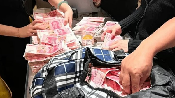 Nhân viên cửa hàng LV dành 2 tiếng để đếm túi tiền mặt rất lớn. Ảnh: Weibo. Nhân viên cửa hàng LV dành 2 tiếng để đếm túi tiền mặt rất lớn. Ảnh: Weibo.