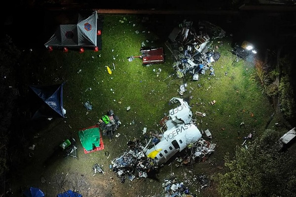 Hiện trường máy bay rơi. Ảnh: LAPRESSE. Hiện trường máy bay rơi. Ảnh: LAPRESSE.