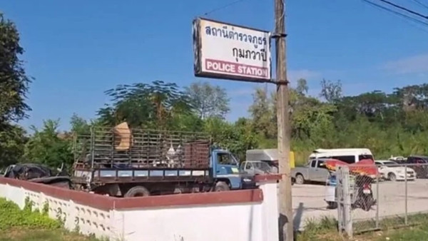 Xe tải của tài xế gây tai nạn đỗ ở sân sau của đồn cảnh sát. Ảnh: Khaosod.