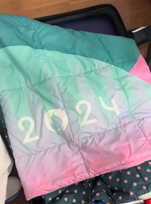 Chiếc chăn Olympics được một VĐV Trung Quốc mang từ Pháp về. Ảnh: Weibo. Chiếc chăn Olympics được một VĐV Trung Quốc mang từ Pháp về. Ảnh: Weibo.