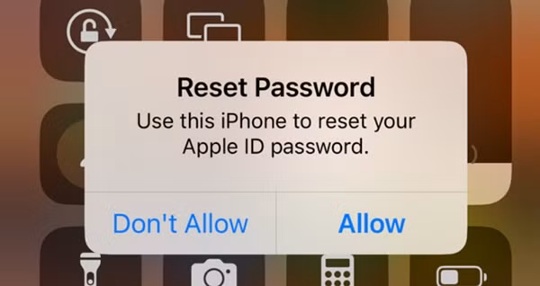 Khi nhận được thông báo thế này mà không phải vì bạn đã liên lạc với Apple để đề nghị được đổi mật khẩu một thiết bị nào đó, hãy bấm nút "Don't Allow". Ảnh: Techlicious.