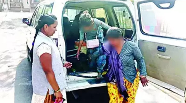 Indra và con được các nhà chức trách yêu cầu rời khỏi khu vực vẫn ăn xin và không được làm "nghề" này nữa. Ảnh: India Times.